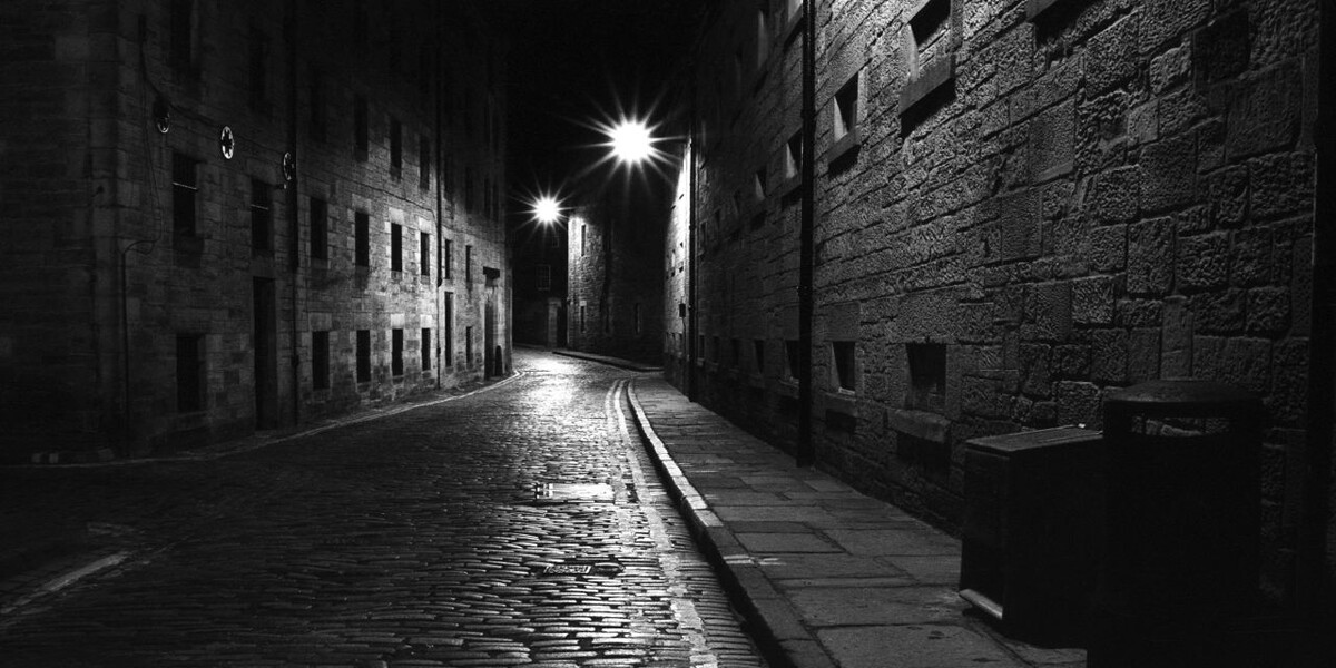 Коробка стоит в правом нижнем углу.