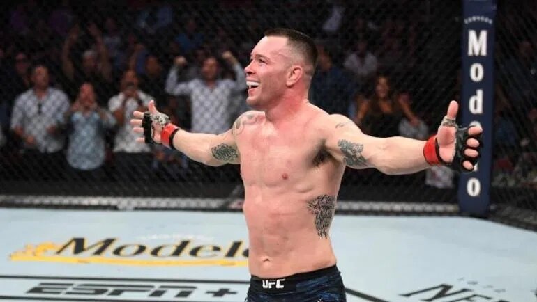 Колби Ковингтон: «Когда Вудли подпишет контракт, я отправлю его на пенсию»

Бывший временный чемпион UFC в полусреднем весе Колби Ковингтон (15-2) не понимает, по какой причине Тайрон Вудли (19-5-1) отказался драться с ним на турнире 22 августа. 
 
Ранее Вудли заявил, что готов побиться с Ковингтоном лишь в сентябре или в октябре. 
 
«Почему Вудли не готов биться в августе? На прошлой неделе он сказал своему наркоше-менеджеру Малки Каве, что он хочет биться со мной. Мы должны были подраться, и он дал устное согласие UFC. Я тоже согласился и подписал контракт. Так почему он отказался? Он нес всю эту чушь о том, что я его избегаю, но он всегда был одним-единственным, кто не хотел нашего боя. Я никогда не избегал поединка с ним. 
 
У этого парня нет ничего, он посредственный боец. Если он не может заполучить легкий бой, то у него, конечно же, появляются какие-то оправдания. Именно так он поступил снова. 
 
Как я уже говорил, я стану тем, кто отправит Тайрона Вудли на пенсию, вот и все. Когда он попишет контракт на бой, когда он появится в октагоне и мы все решим, он уйдет в отставку. Я обещаю вам это», — заявил Ковингтон.