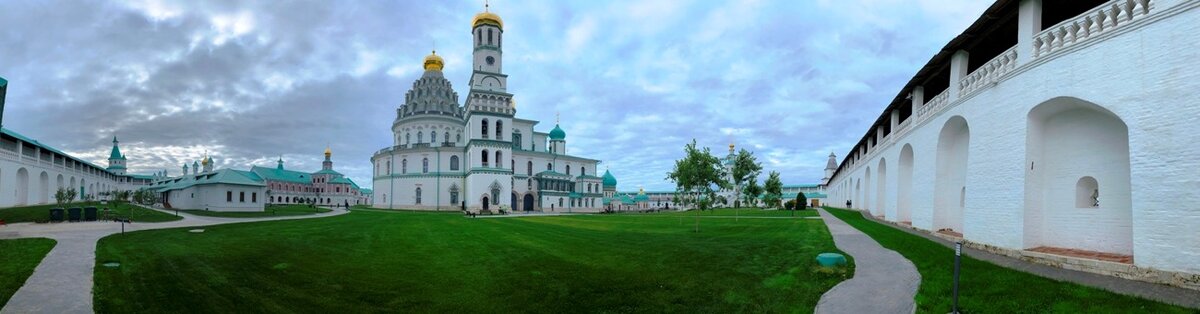 Гулять по монастырю и окрестностям можно и нужно долго