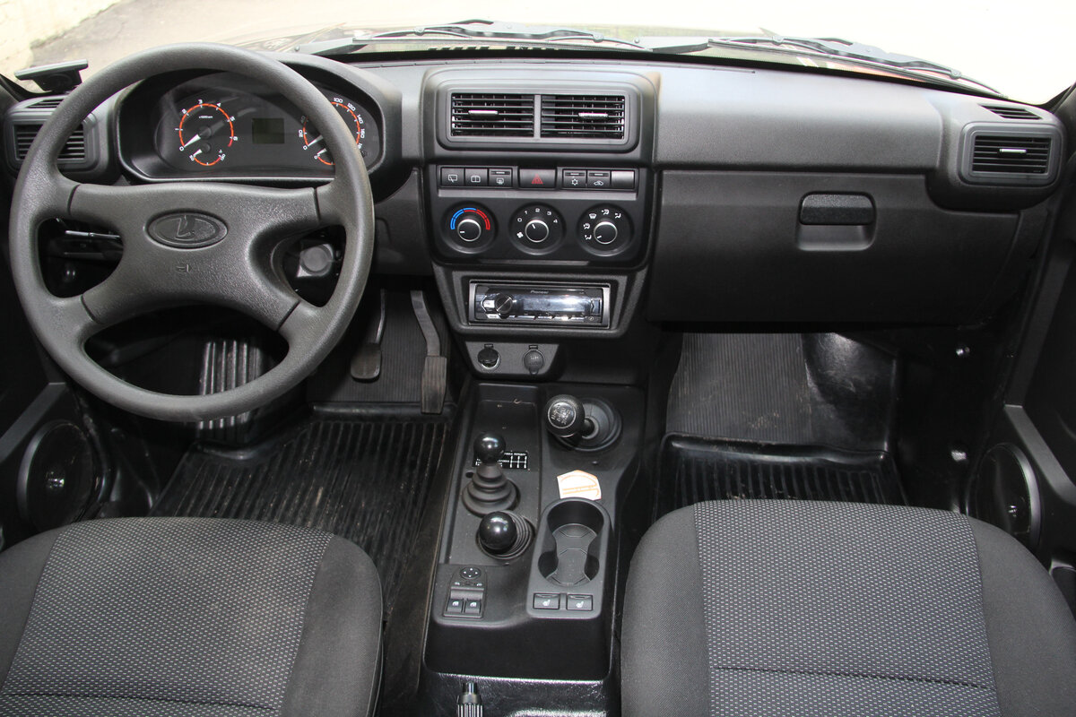 Лада 4х4 внутри выглядит современно. 