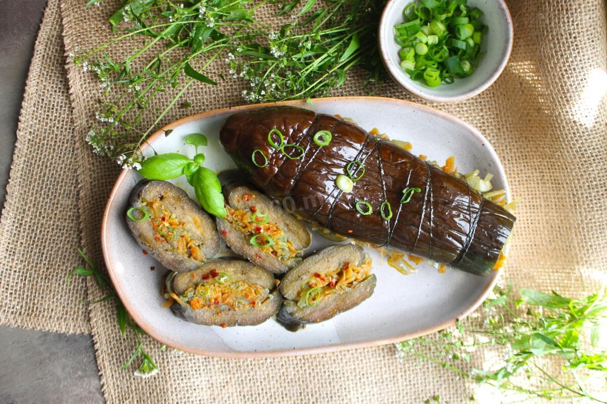 БАКЛАЖАНЫ, МОРКОВЬ, ЛУК, ЧЕСНОК, РАСТИТЕЛЬНОЕ МАСЛО, ВОДА, СОЛЬ, ПЕРЕЦ ГОРОШКОМ, ЛАВРОВЫЙ ЛИСТ