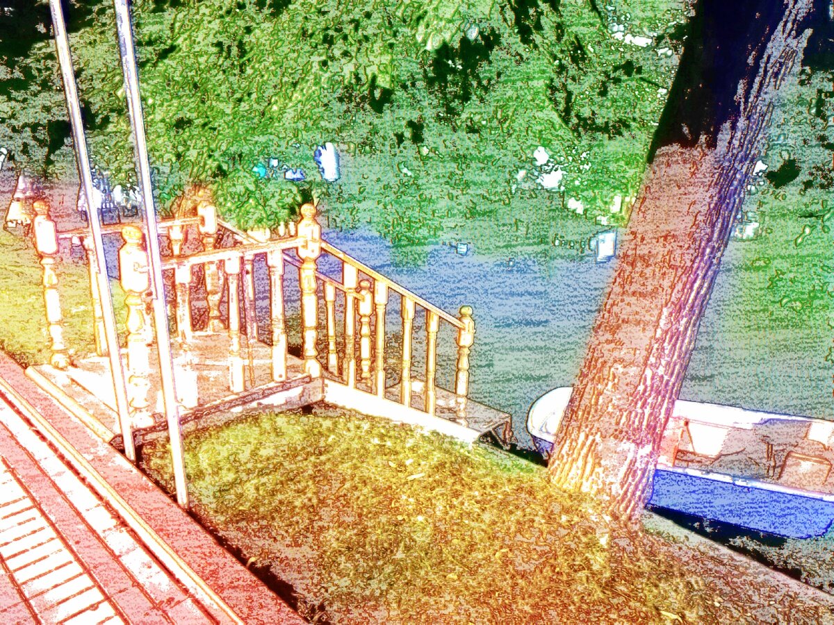 У спускающейся в воду деревянной лестницы стояла лодочка