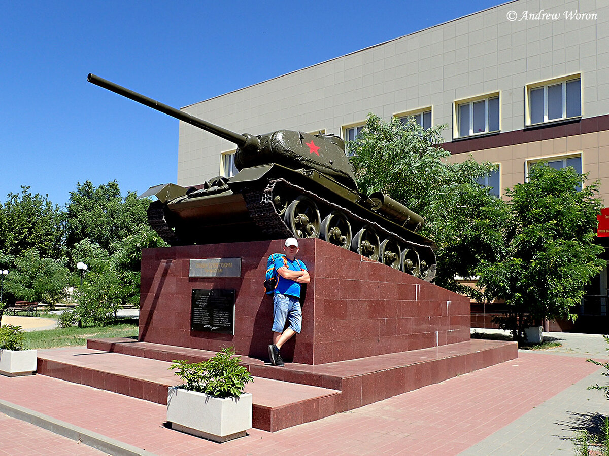 Танк Т-34 у здания местного колледжа 