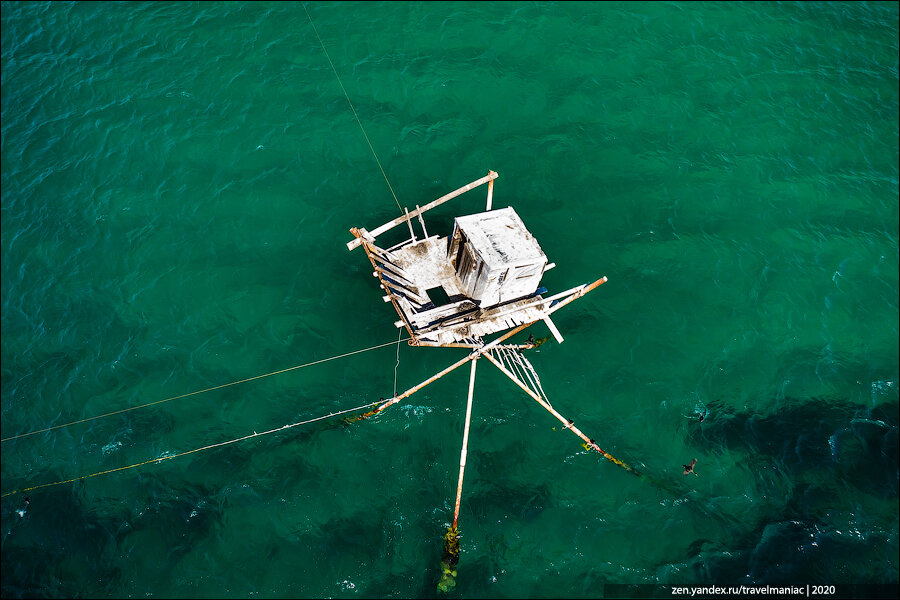 Древний способ ловли рыбы, которым до сих пор пользуются в Крыму: туристы открывают рот от удивления