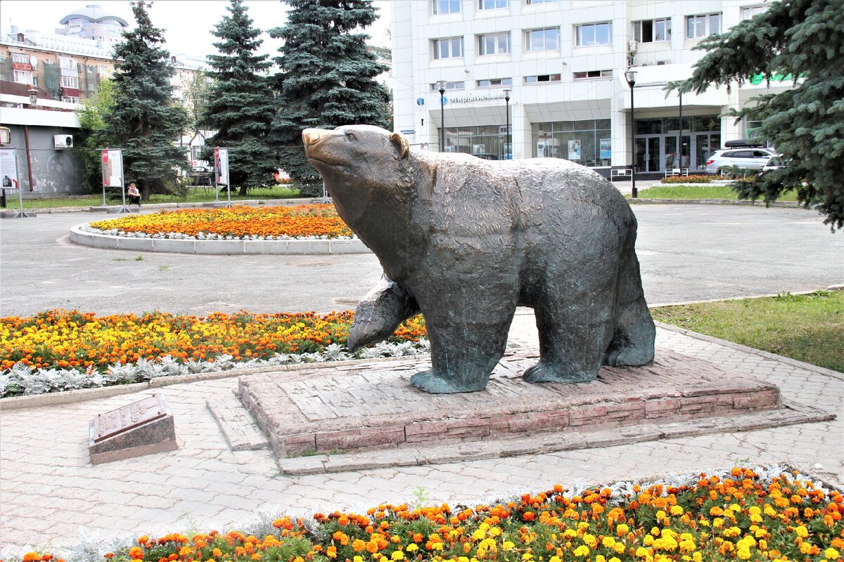 Картинка пермь для детей. Пермский медведь. Скульптура медведей в Медведково. Скульптура медведи Уфа. Красноярск статуя медведь.