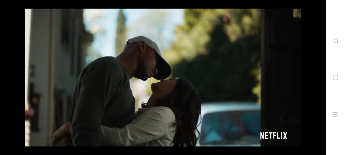 Она со свои парнем