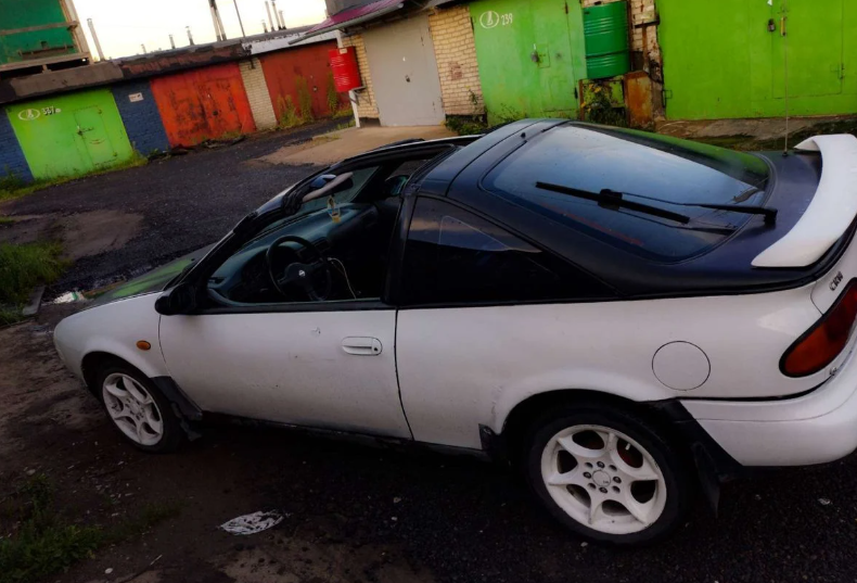 Маленький 1.6 литровый моторкич развивал 90 л.с , на тот момент одометр показывал 370 т.км , с тем учетом что прежний владелец 4 , гонял со сломанным 5 лет , думаю там было уже далеко за 500 т.км , но занете в чем прикол , за 1 год езды , он меня не разу не подвел , я даже умудрился сгонять на нем в Крым! И все норм , без поломок . 