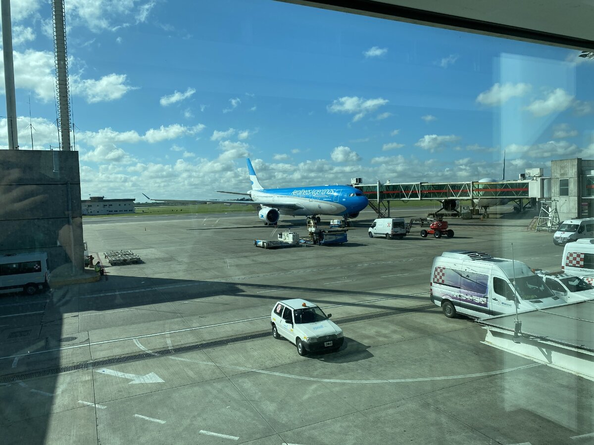 Этот самолетик наконец-то доставит нас в текущее final destination.