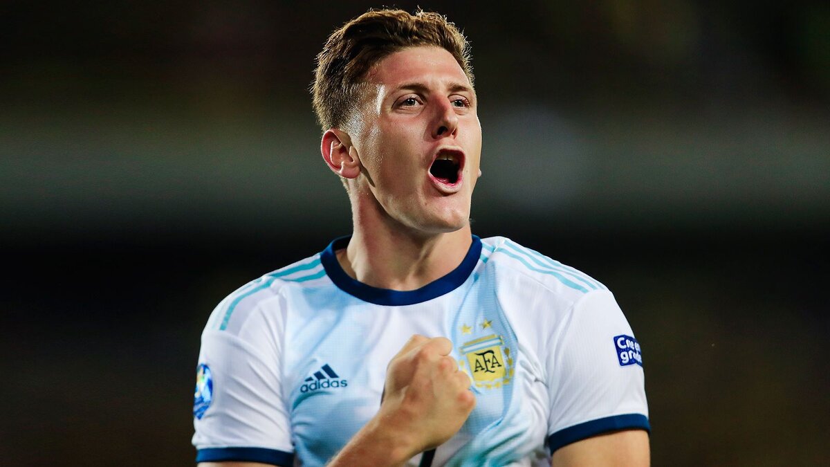 Нападающий Адольфо Гайч должен скоро прилететь в Россию. Фото - ФИФА.