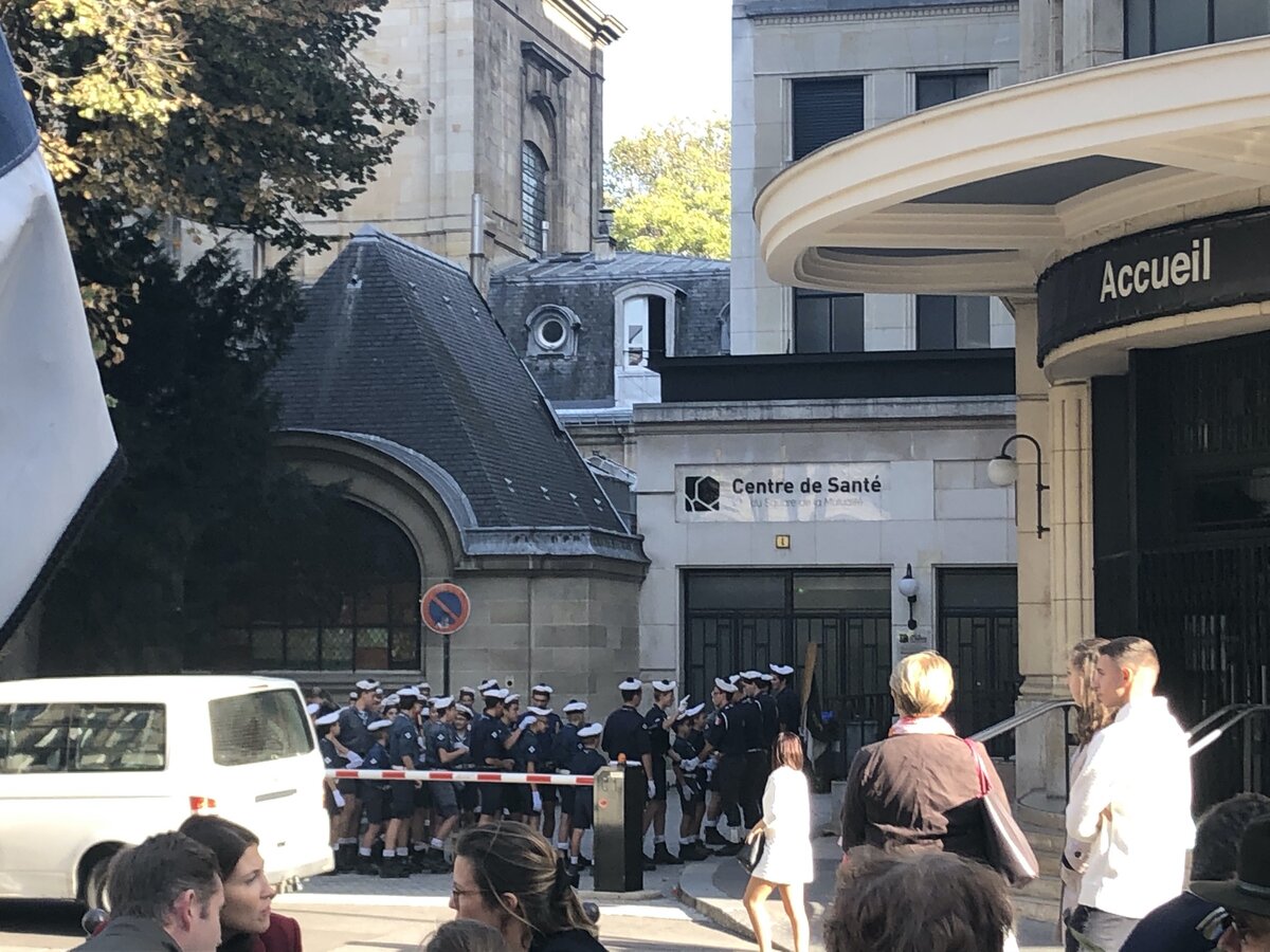 вид из-за столика кафе