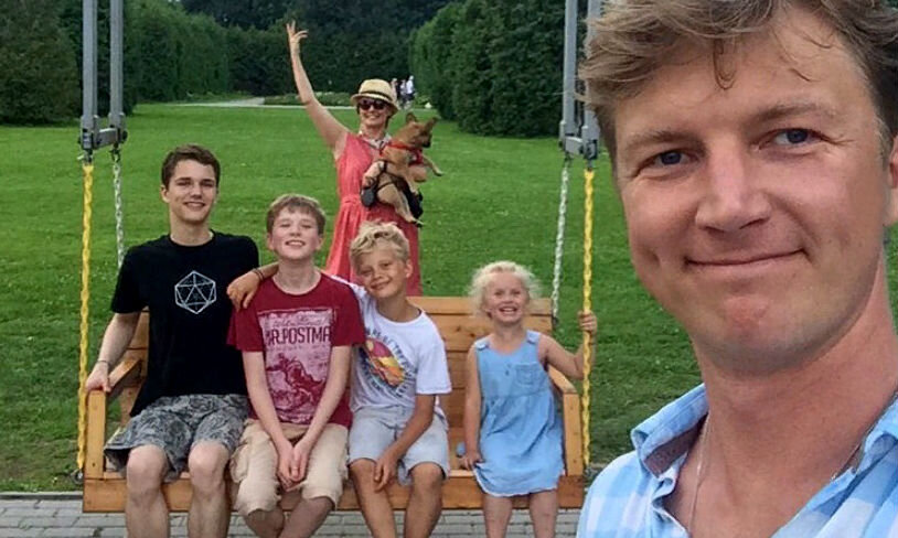 Сергей Мухин с женой Анастасией  Савосиной и детьми