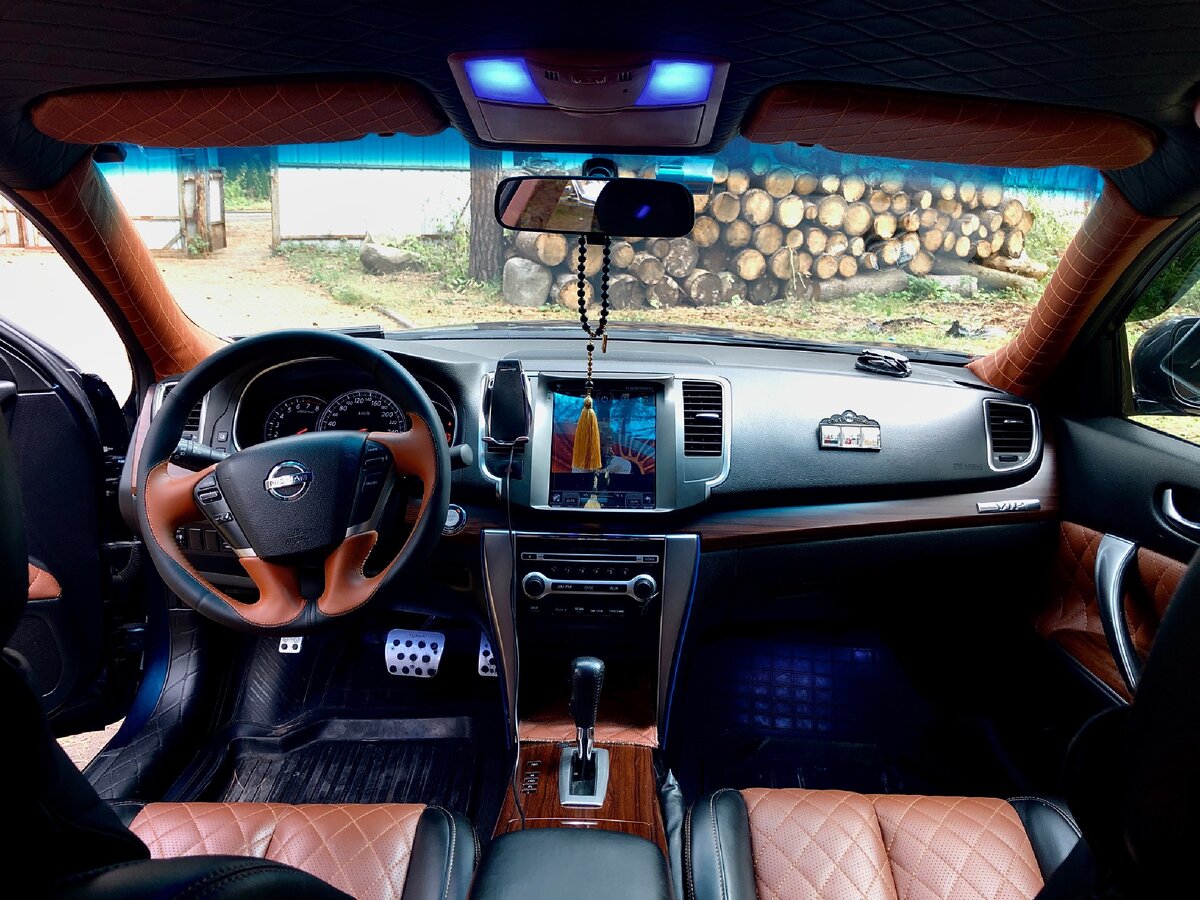 Мультимедиа в стиле тесла, с камерой заднего вида и выходом в интернет, дополнительно стоит датчик с выходом через программу на давление в шинах. 