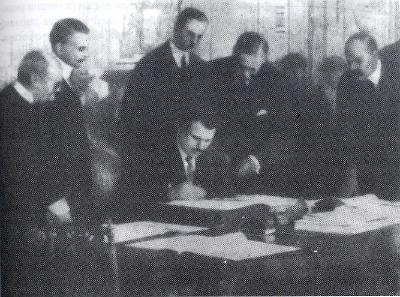 Стамболийски подписва договора