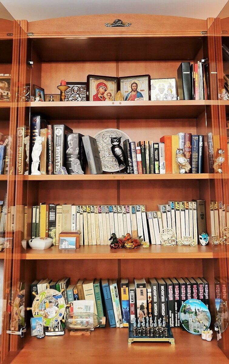 В книжном шкафу хранятся разнообразные семейные реликвии. Личное фото.