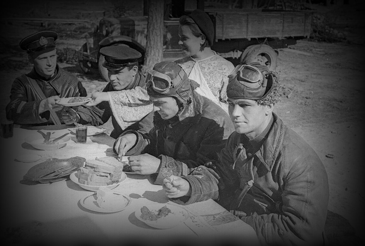 Советские и британские пилоты  во время обеда Северный фронт в районе Мурманска.