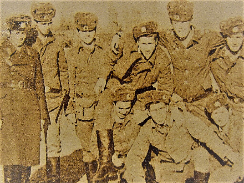 На фото. КТуркВО. Ферганский аэродром. Декабрь 1978 года. Автор второй справа во втором ряду с однополчанами. 105 гв.ВДД в боевой готовности "Полная". Собирались в Иран... Лететь, не полетели Тегеран брать..