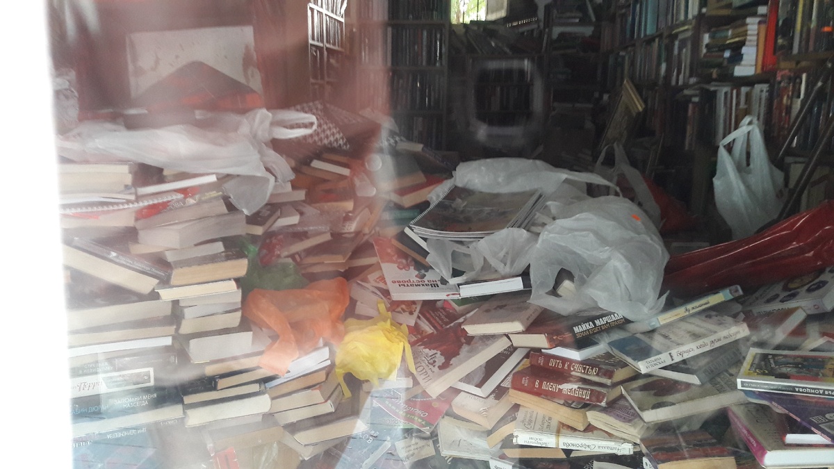 Фотографировал я это через стекло  -  магазин закрыт.