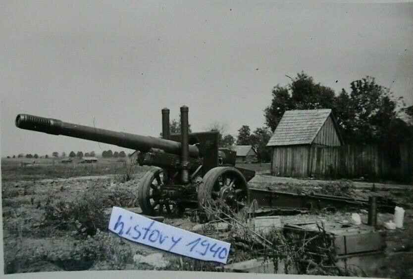  Советская 152-мм пушка образца 1910/34 года на позиции на окраине деревни. Окоп так и не успели отрыть. Обычная картина лета 1941 года. Тем не менее фото достаточно редкое с учетом того что на начало войны этих пушек по разным оценкам в РККА было 146 или 275 штук
