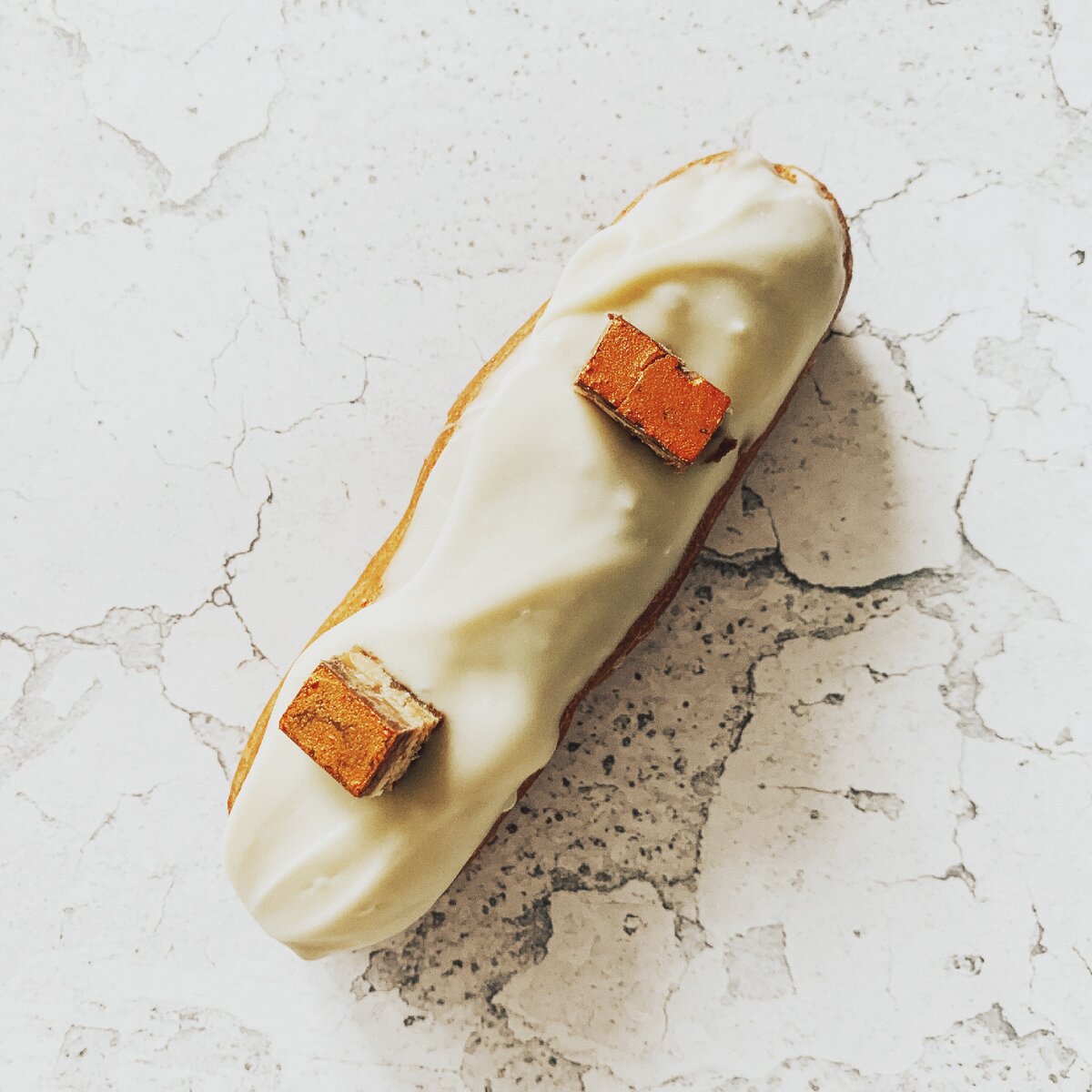 Покрыла белым шоколадом и кусочками шоколада, покрытыми кондурином