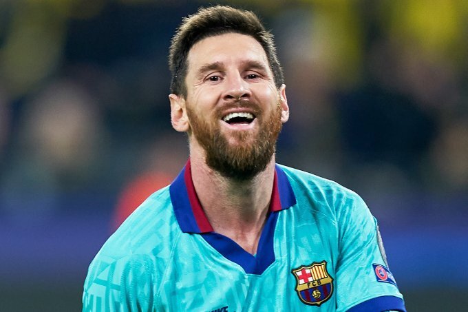 Президент «Барселоны» Хосеп Бартомеу заявил, что нападающий команды Лионель Месси не покинет клуб в летнее трансферное окно.

«Месси по-прежнему является лучшим игроком в мире. Он номер 1, и он играет за нас. Все знают, у него контракт до лета 2021 года. Регулярно общаюсь с Месси и его отцом. Они знают, что в команду придёт новый тренер, который на него рассчитывает. Месси хочет завершить карьеру в «Барселоне», он говорил это много раз. Я разговаривал с Куманом, и он сказал мне, что Месси — основа его проекта», — приводит слова Бартомеу Mundo Deportivo.

Сообщалось, что 33-летний Месси не исключает вероятности ухода из «Барселоны». Интерес к аргентинскому форварду проявляют «Манчестер Сити» и «Интер».