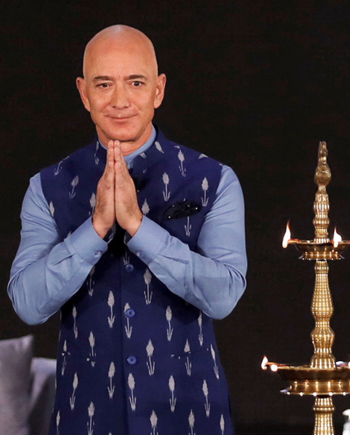 Джефф Безос основал интернет-магазин Amazon в 1994 году в своем гараже в Сиэтле. За четверть века проект вырос в крупнейшего мирового онлайн-ретейлера. Безос продолжает оставаться на посту CEO компании и владеет почти 12% акций. Также ему принадлежит газета The Washington Post и частная аэрокосмическая компания Blue Origin.

В июле 2019-го предприниматель развелся с Маккензи Безос после 25 лет брака. Бывшей супруге миллиардер передал четверть своего пакета акций Amazon. Доля Маккензи сделала ее одной из богатейших женщин в мире.