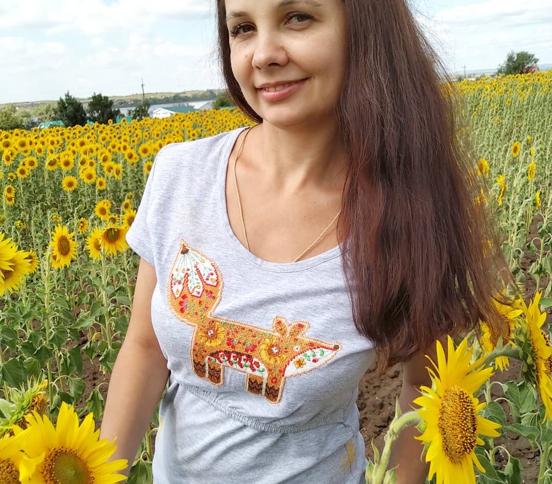 Только что вышитая майка.
