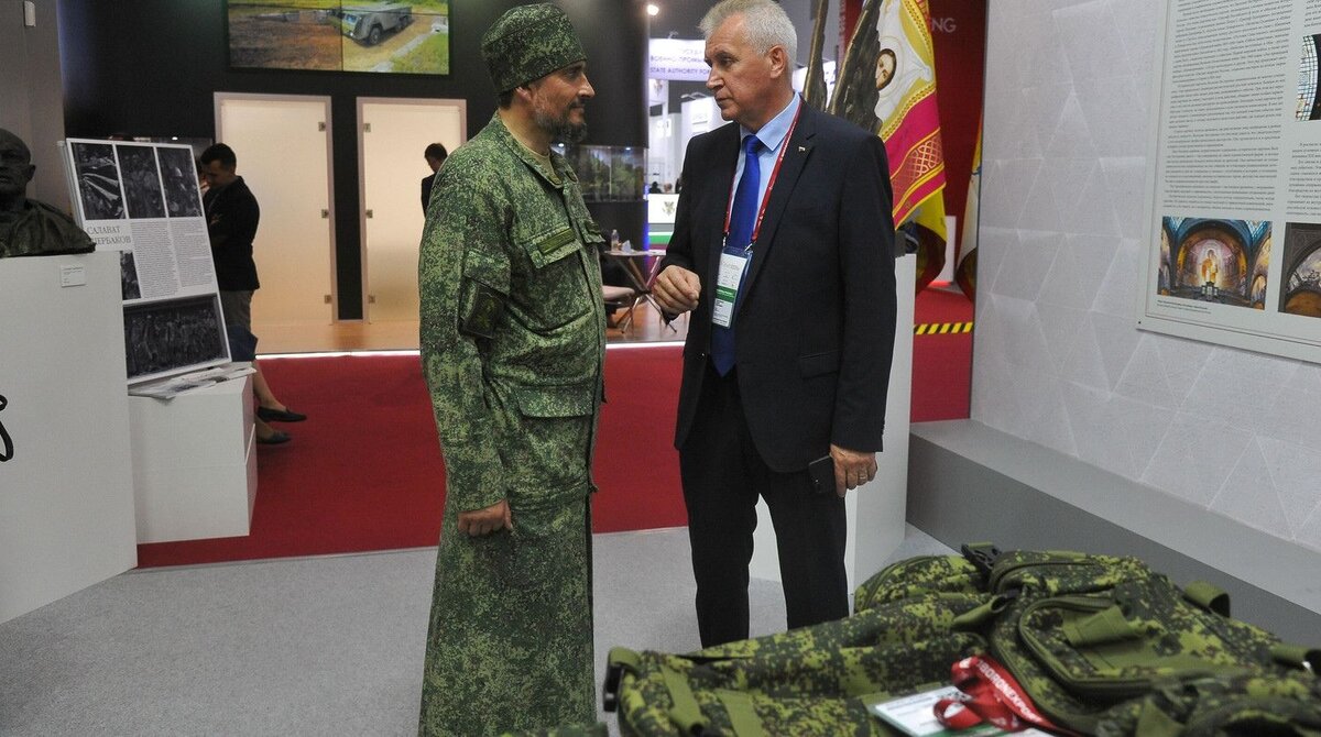 На форуме «Армия-2020» представили церковную атрибутику для священнослужителей. В частности, речь идет о военно-полевых рясах камуфляжной расцветки и другой униформе.