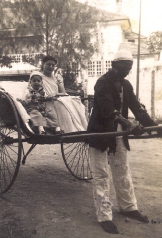 Фаррух с мамой Джер Булсара в рикше