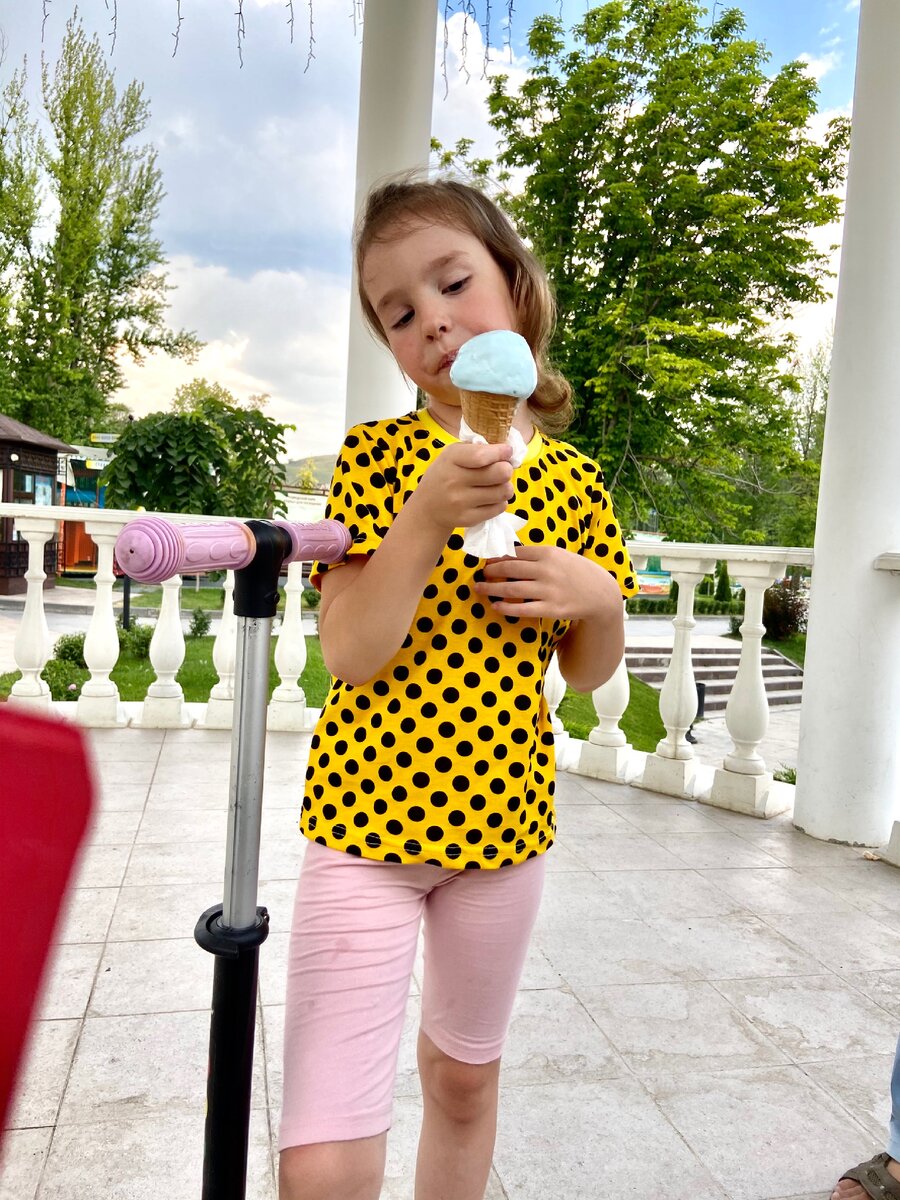 Едим мороженку
