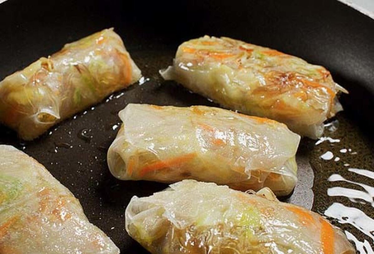 Из рисовой бумаги спринг ррл. Рисовые листы для спринг роллов. Жареная рисовая бумага рецепты. Рисовые листы для спринг роллов. Рисовая бумага.