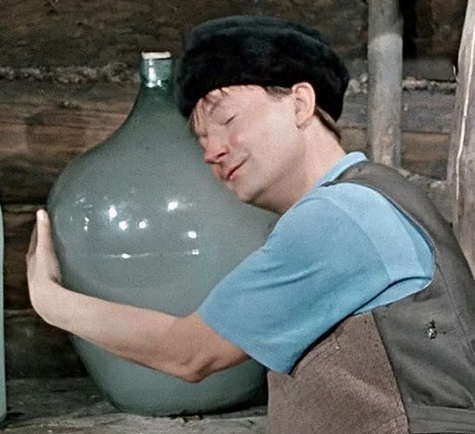 Кадр из фильма "Самогонщики". 