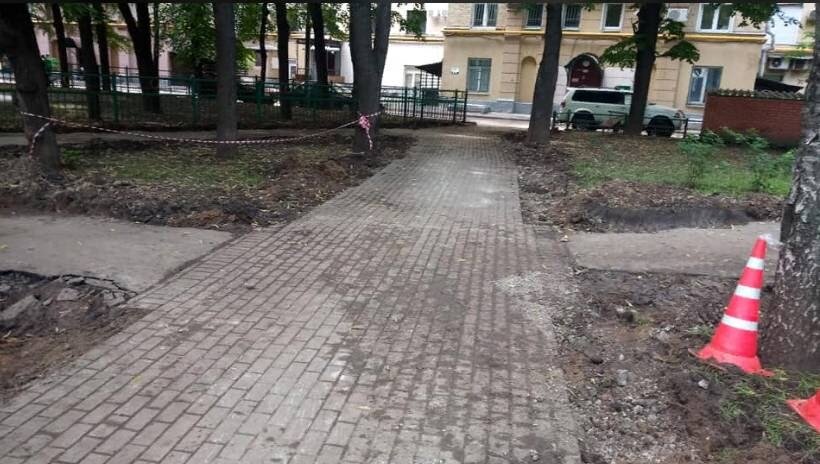 Работы во дворе дома. Источник: Facebook / Михаил Меньшиков