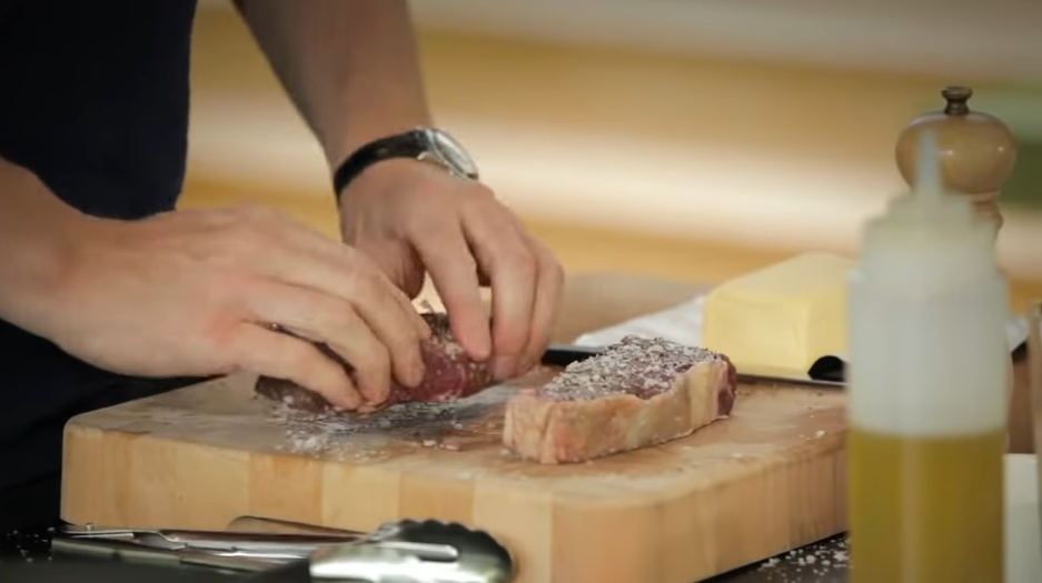 Подготавливаем мясо. Фото: скрин YouTube