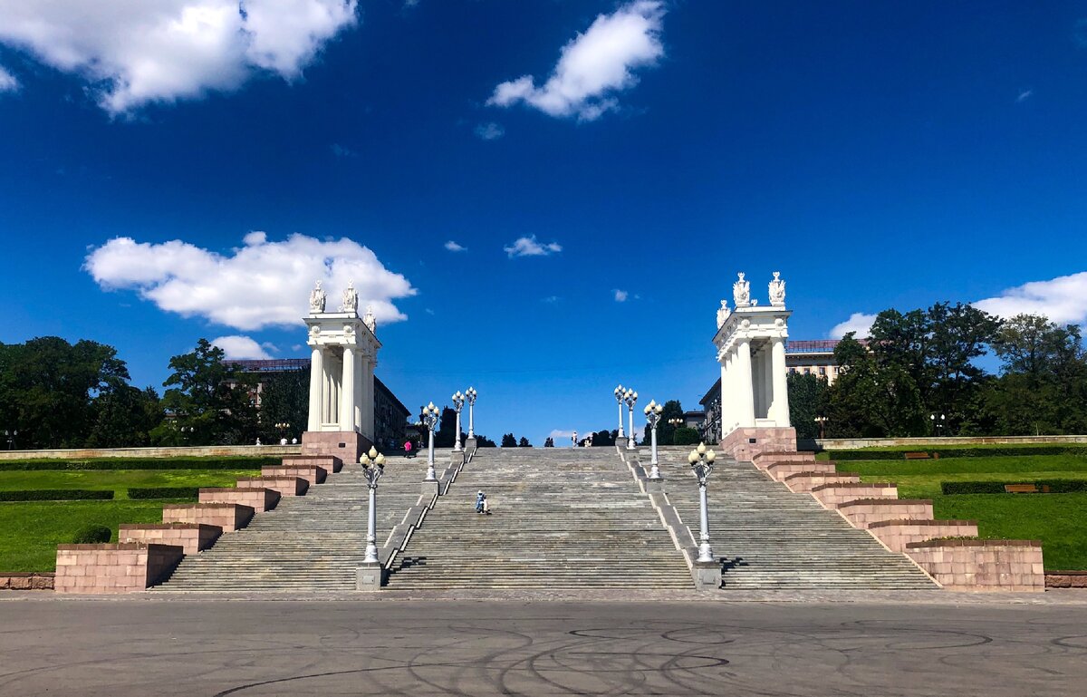 Волгоградский центральный. Центральная набережная Волгограда аллея героев. Пропилеи Волгограда на набережной. Центральная лестница набережной Волгоград. Набережная Волги Волгоград.