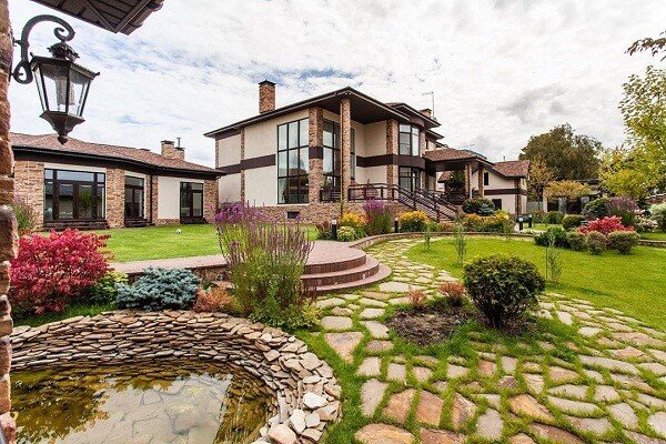 Так дом Тарасова выглядит снаружи