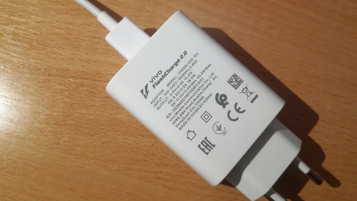 Зарядка мощная и по размеру, и по характеристикам. 33 Вт. Полный аккумулятор чуть больше, чем за час. Если заряжать каждый день, то хватает времени, пока умываешься, одеваешься и пьешь чай. Листай вправо >>>