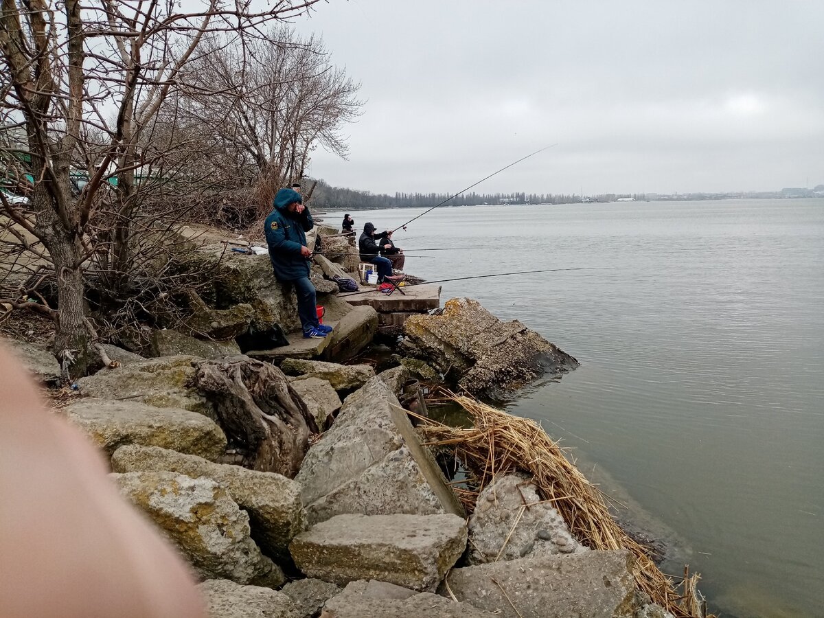 У морвокзала.