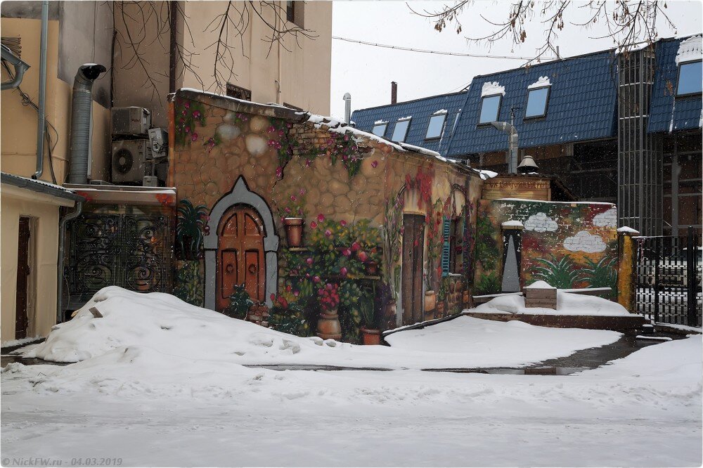 1. Картины на неказистой пристройке © NickFW.ru - 04.03.2019г.
