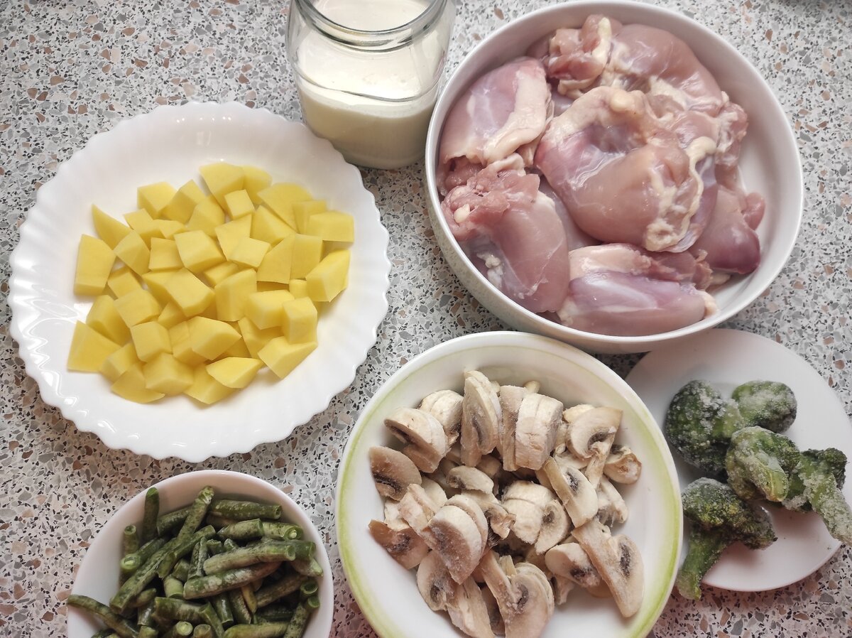 Подготовленные овощи с куриными бедрами