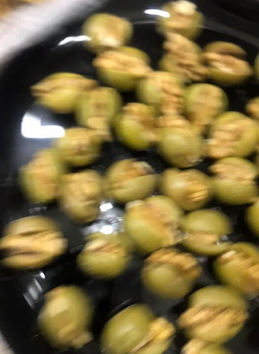 Оливки с орешком внутри. Рука дрогнула :)