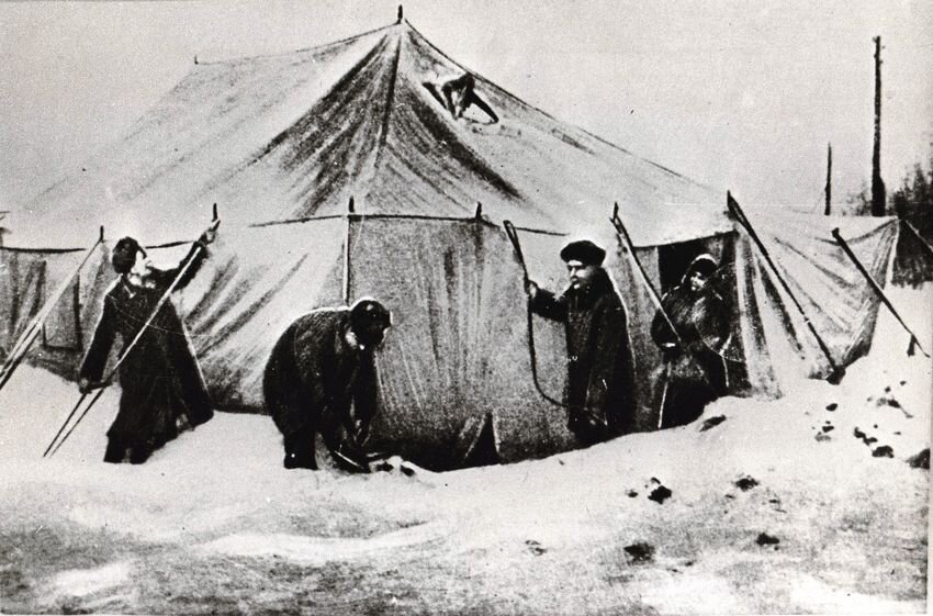 В 3 палатках жили. Палатки на целине. Палатки в которых жили целинники. Быт на целине. Моролтов Целина.