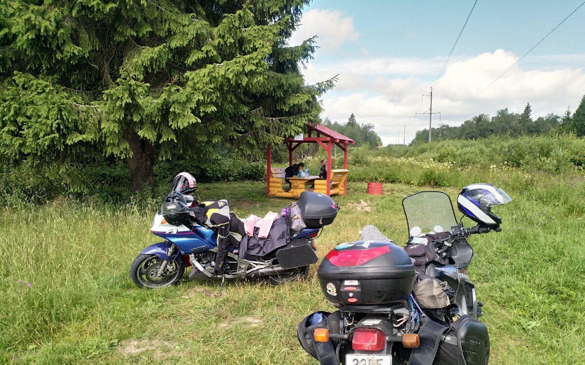 Одна из наших остановок на поесть во время пути. Тогда у нас ещё был спорт-турист Yamaha FJ1200.