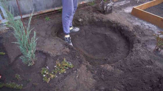 Выкапываем "карьер" - основу пруда.