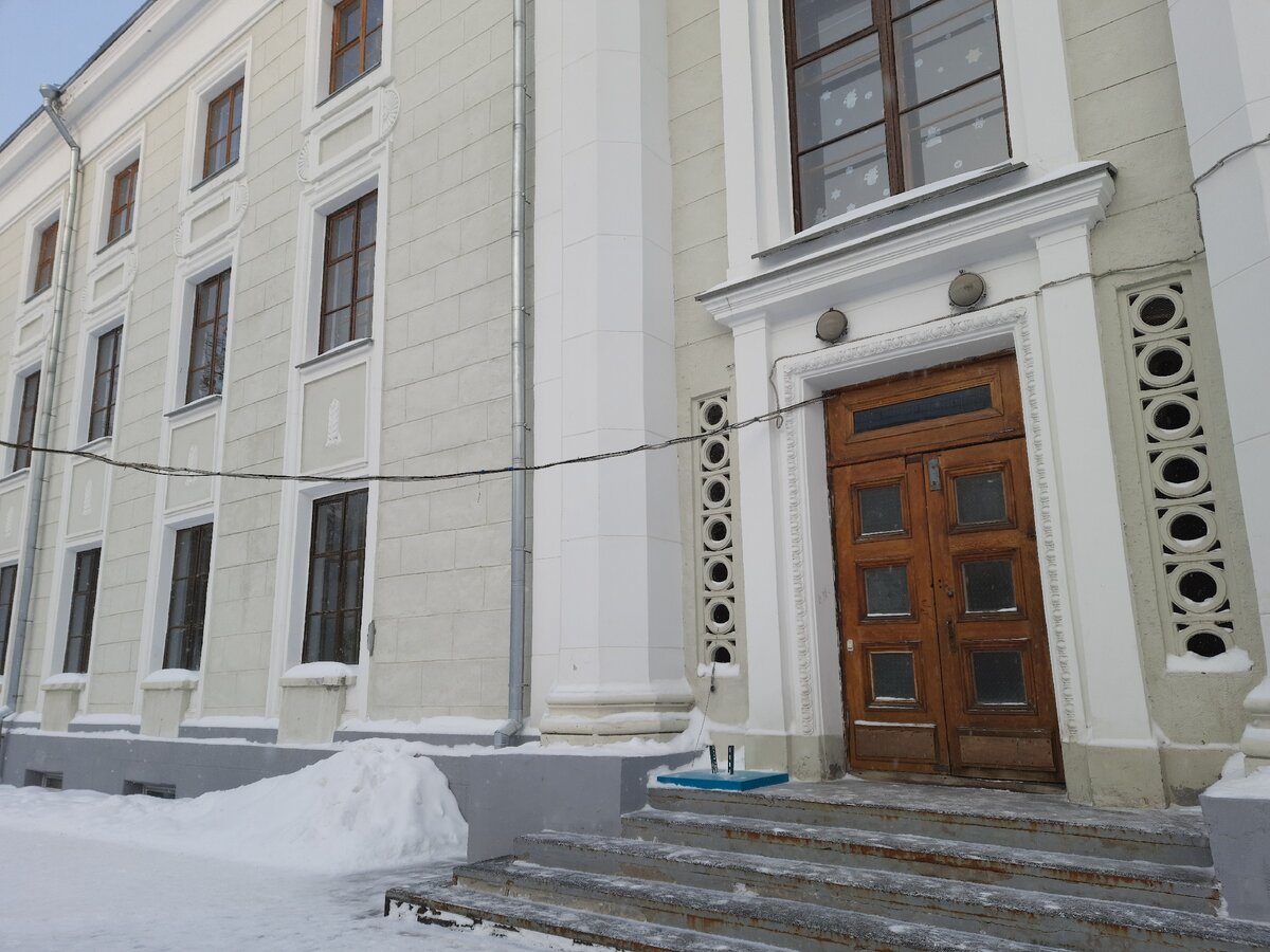 Вот дверь в библиотеку, где мы брали книги