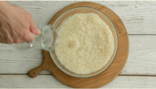 Рис промыть в нескольких водах. Последняя вода после промывки должна остаться совершенно прозрачной