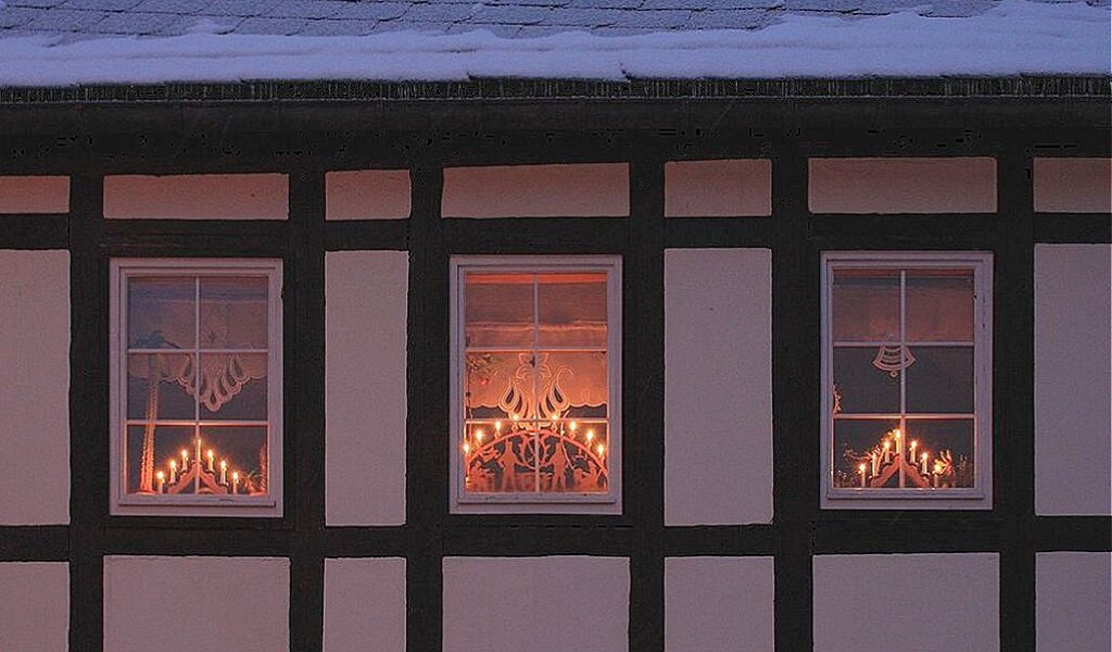 Для канала С.Пудовъ: Сияй, мой огонек, в ночи!! Интересные факты о традиции шведских любящих