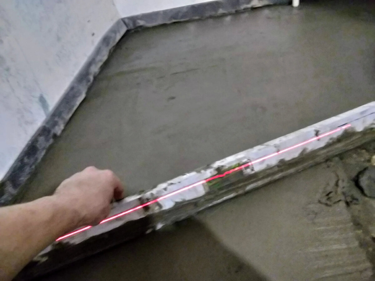 Линия лазерного луча на правиле обозначает уровень - 2 см