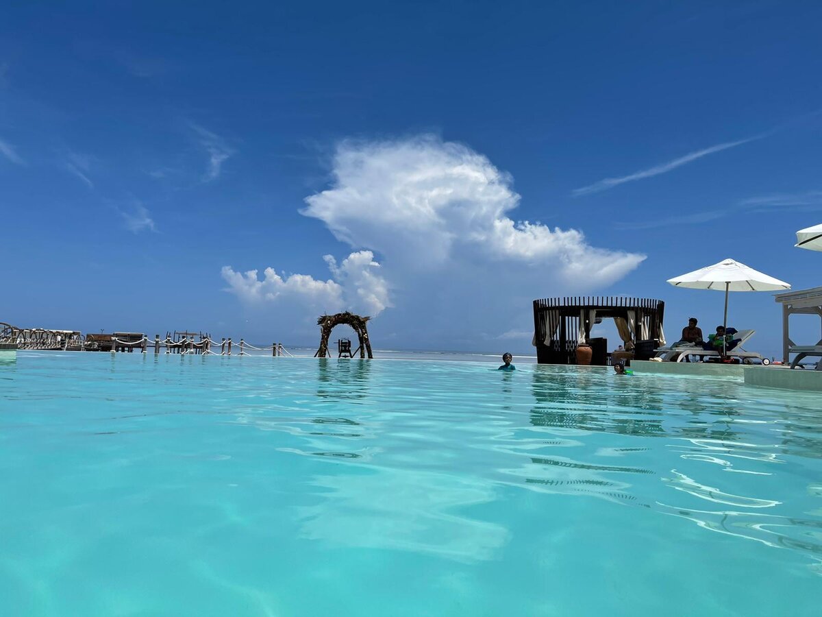 бассейн с видом на океан