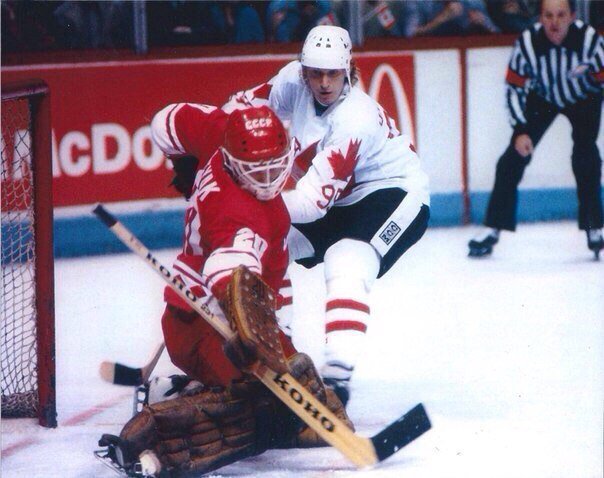 Кубок Канады 1981 года. Матч Канада - СССР. Уэйн Гретцки у ворот Владислава Третьяка 