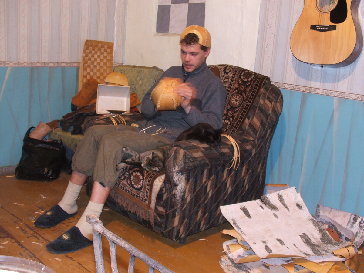 Шью кепки в доме (с кошками))